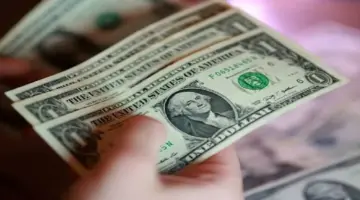 الدولار يرتفع مع صعود أسعار النفط وسط مخاوف من التضخم